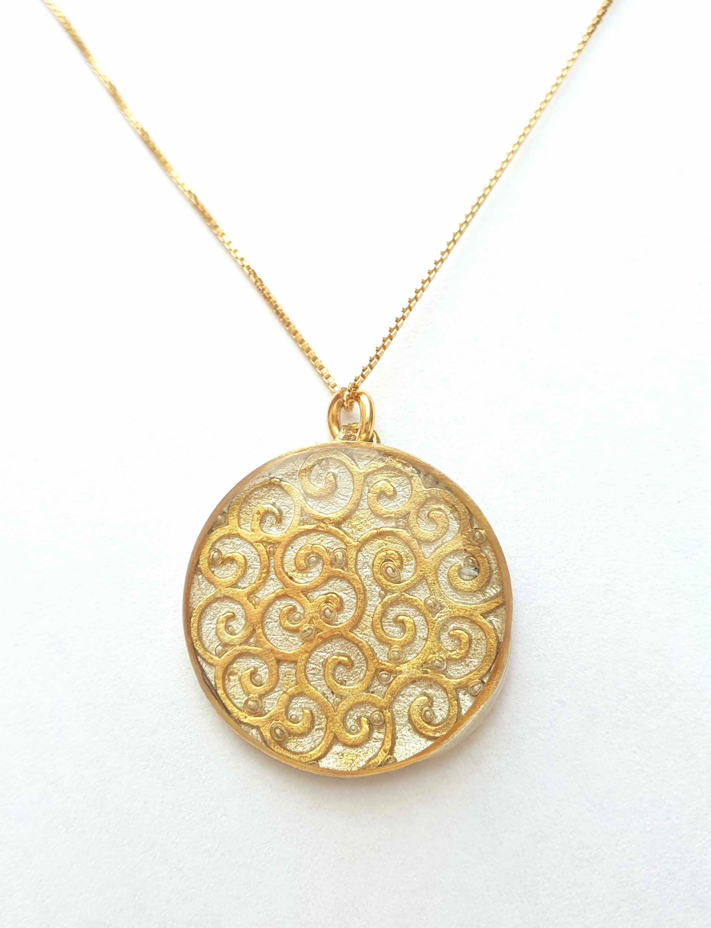 Filigrane Goldhalskette mit Spiralen