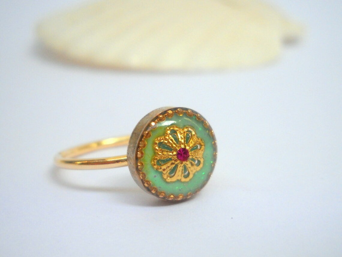 Grüner Goldring mit filigraner Blume
