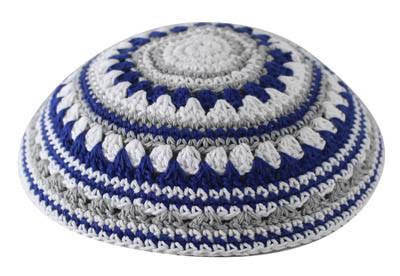 Gehäkelte Kippa, weiß-blau-grau