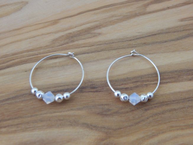 Creolen mit Kügelchen und Kristall Creolen mit Kügelchen und Kristall