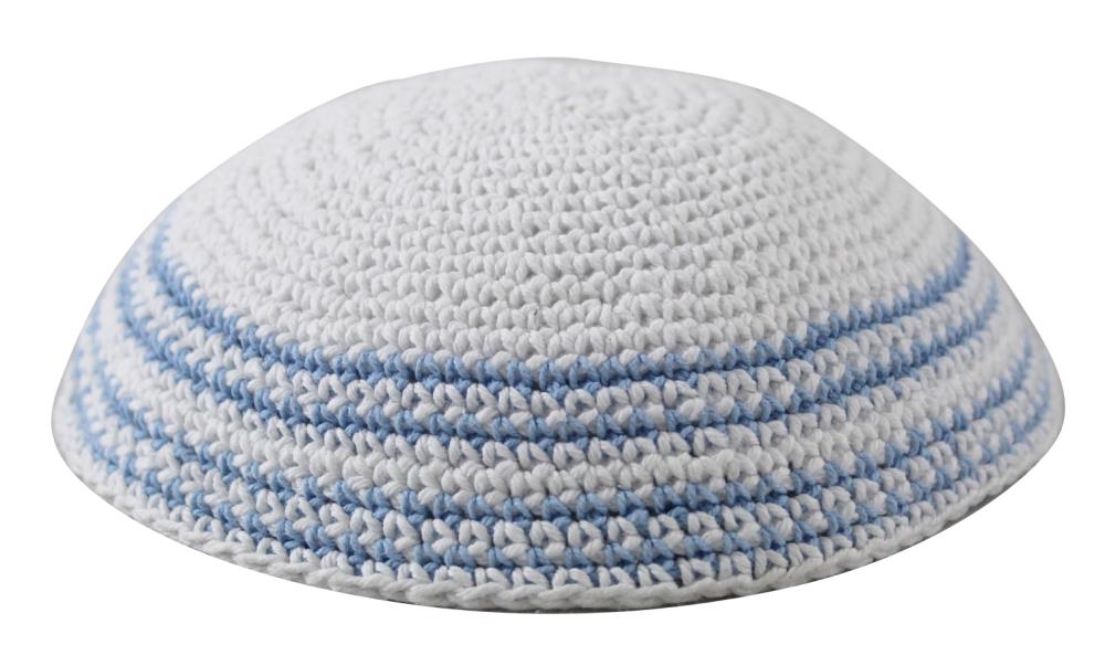Gehäkelte weiße Kippa mit Hellblau
