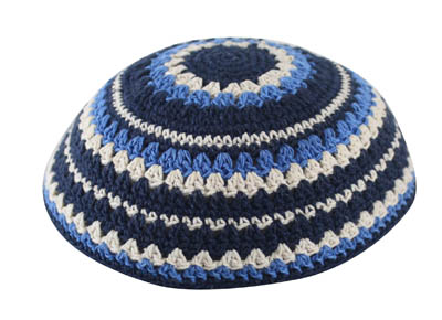 Gehäkelte Kippa in Dunkelbalau-hellblau-Weiß