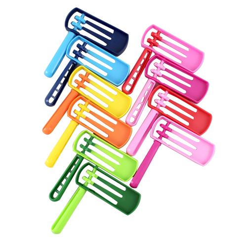 Bunte Purimratsche aus Plastik