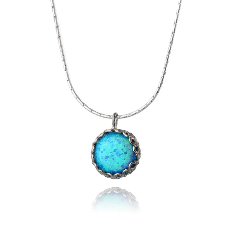 Silberkette mit einem kleinen Opal