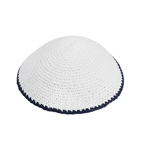 gehäkelte Kippa, weiss mit blauen Rand, 17 cm
