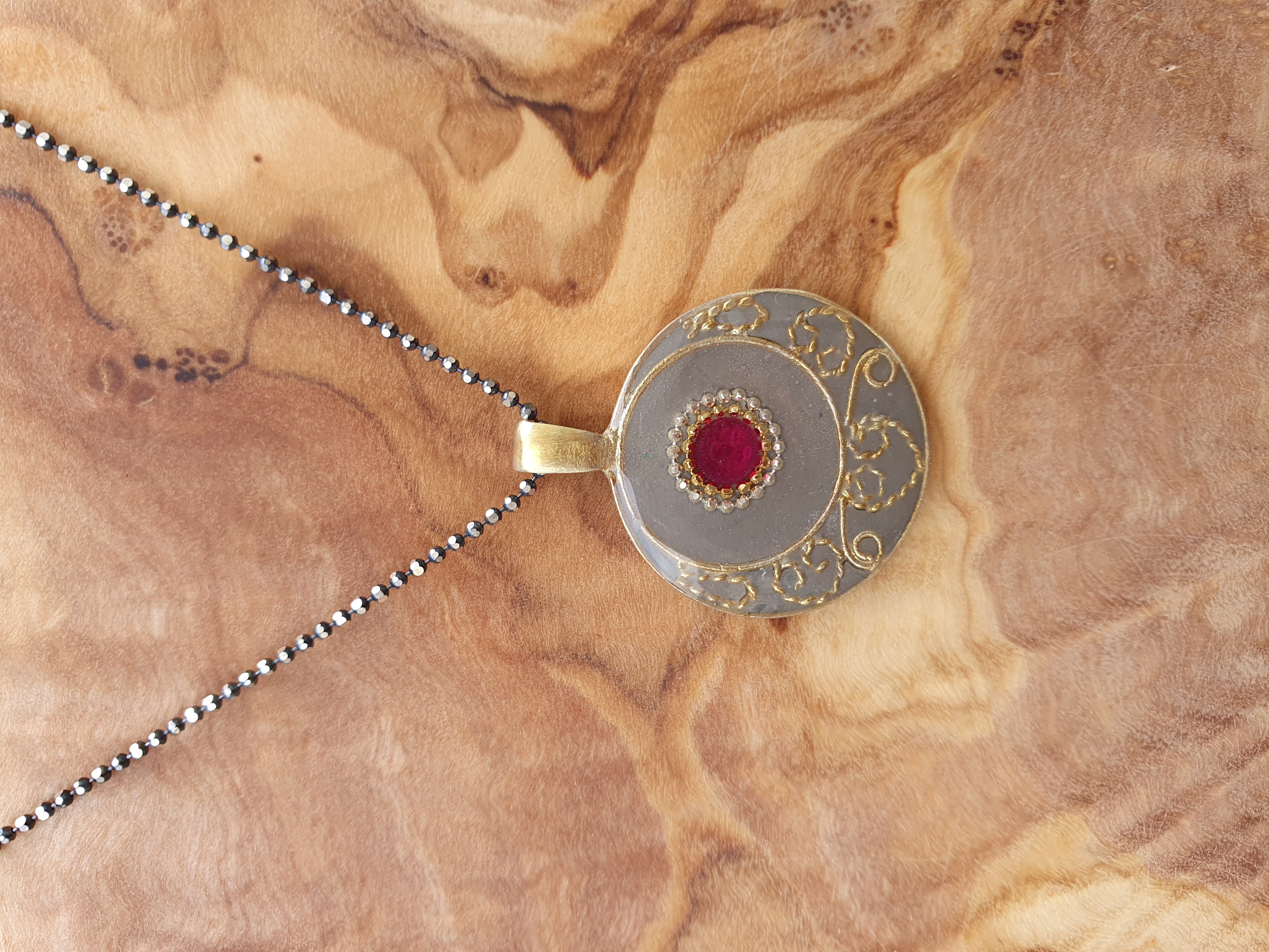 Orientalische Silberhalskette, grau mit Rubin