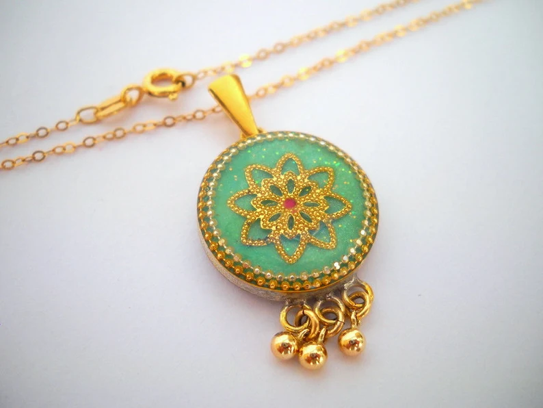Goldkette, mintgrün mit Blume